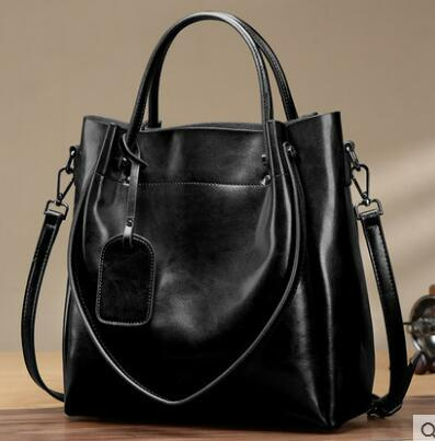 Damen Ledertasche ⎜ Robuste Schultertasche in edler Optik für Büro und Alltag
