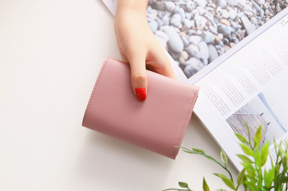Damen Kurz-Geldbörse im schlichten Design ⎜ Modische Brieftasche mit Steckverschluss und weicher Oberfläche