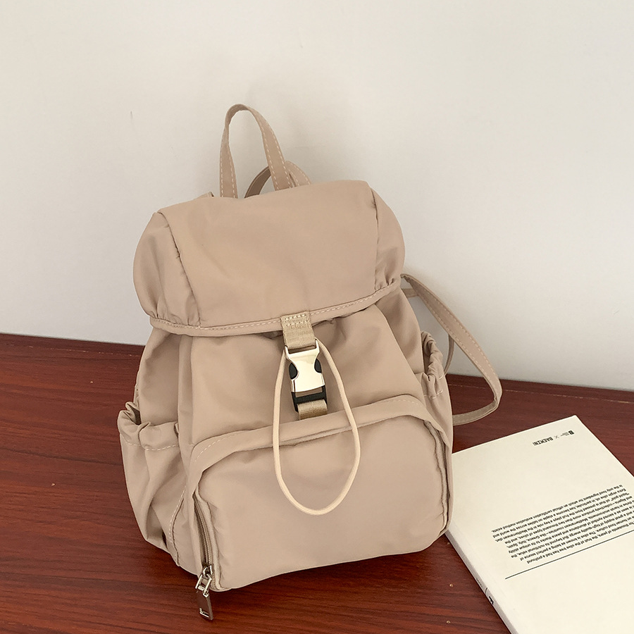 Damen Rucksack aus Nylon ⎜ Leichter Freizeitrucksack in kompakter Größe mit Seitentaschen für Alltag & Schule