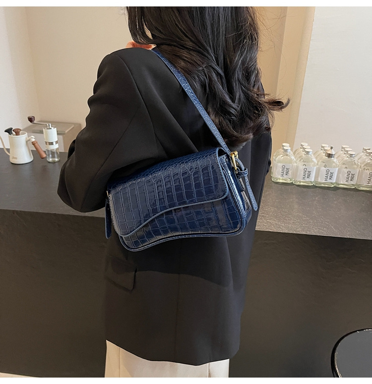 Umhängetasche für Damen ⎜ Schlichte Kunstledertasche mit Magnetverschluss und verstellbarem Riemen