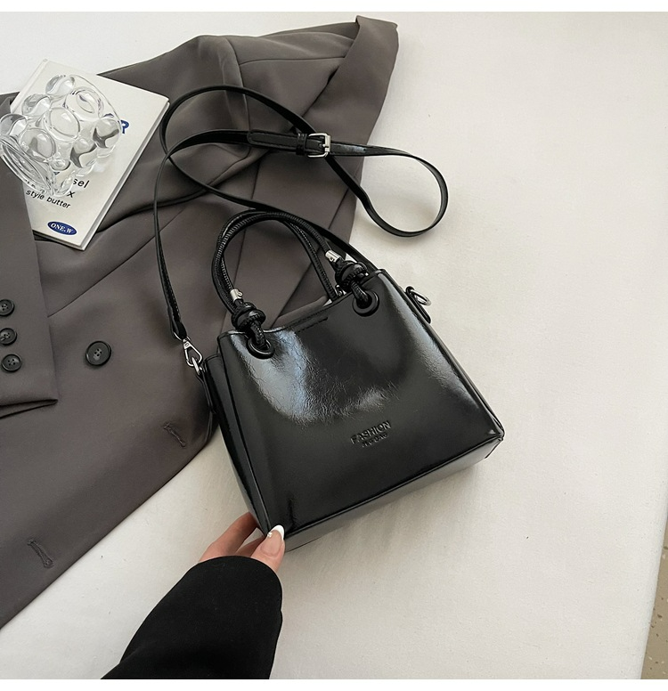 Damen Bucket Bag ⎜ Glänzende Umhängetasche mit Griff für Alltag und Events
