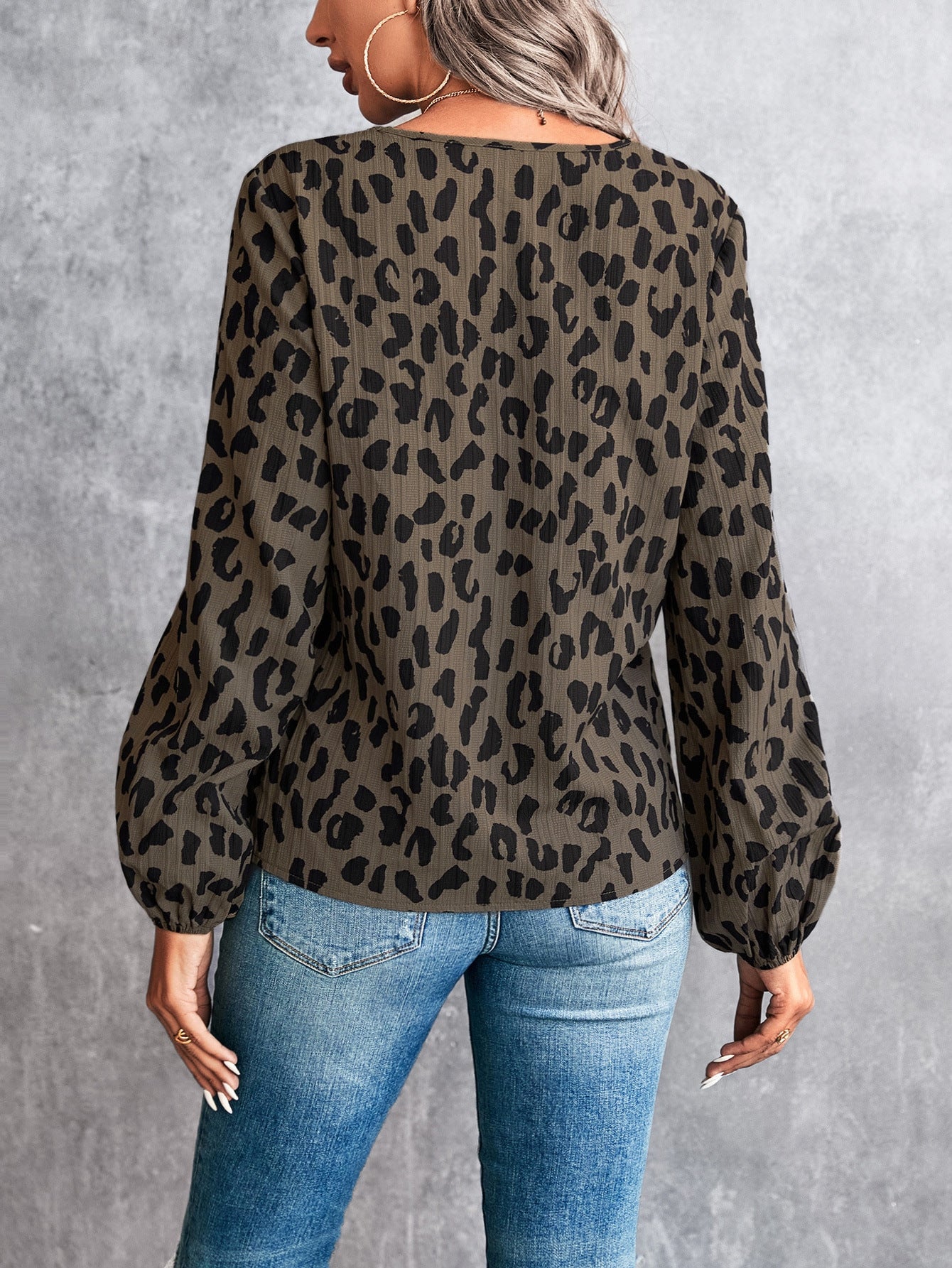 Edith - Bluse mit Leopardenmuster und V-Ausschnitt