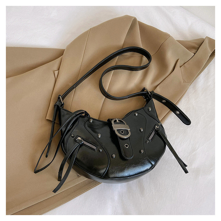 Umhängetasche für Damen ⎜ Halbmond-Design mit Nieten für Alltag, Freizeit und City-Looks