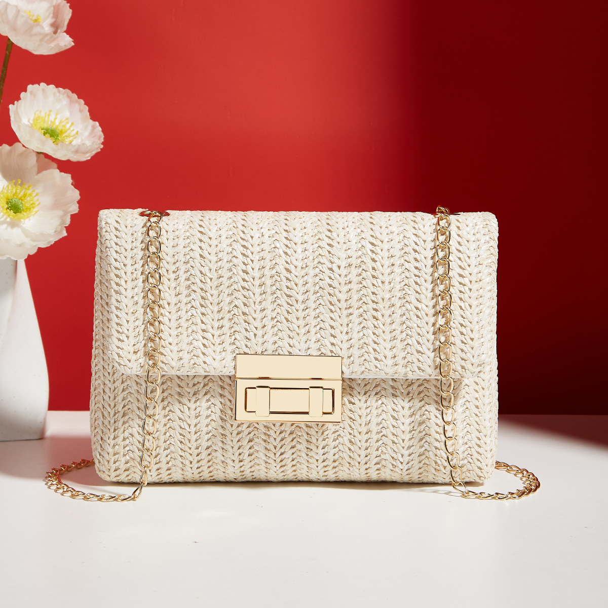 Umhängetasche für Damen ⎜ Bunte Strohtasche mit Kettenriemen und Schnappverschluss für Sommer und Freizeit