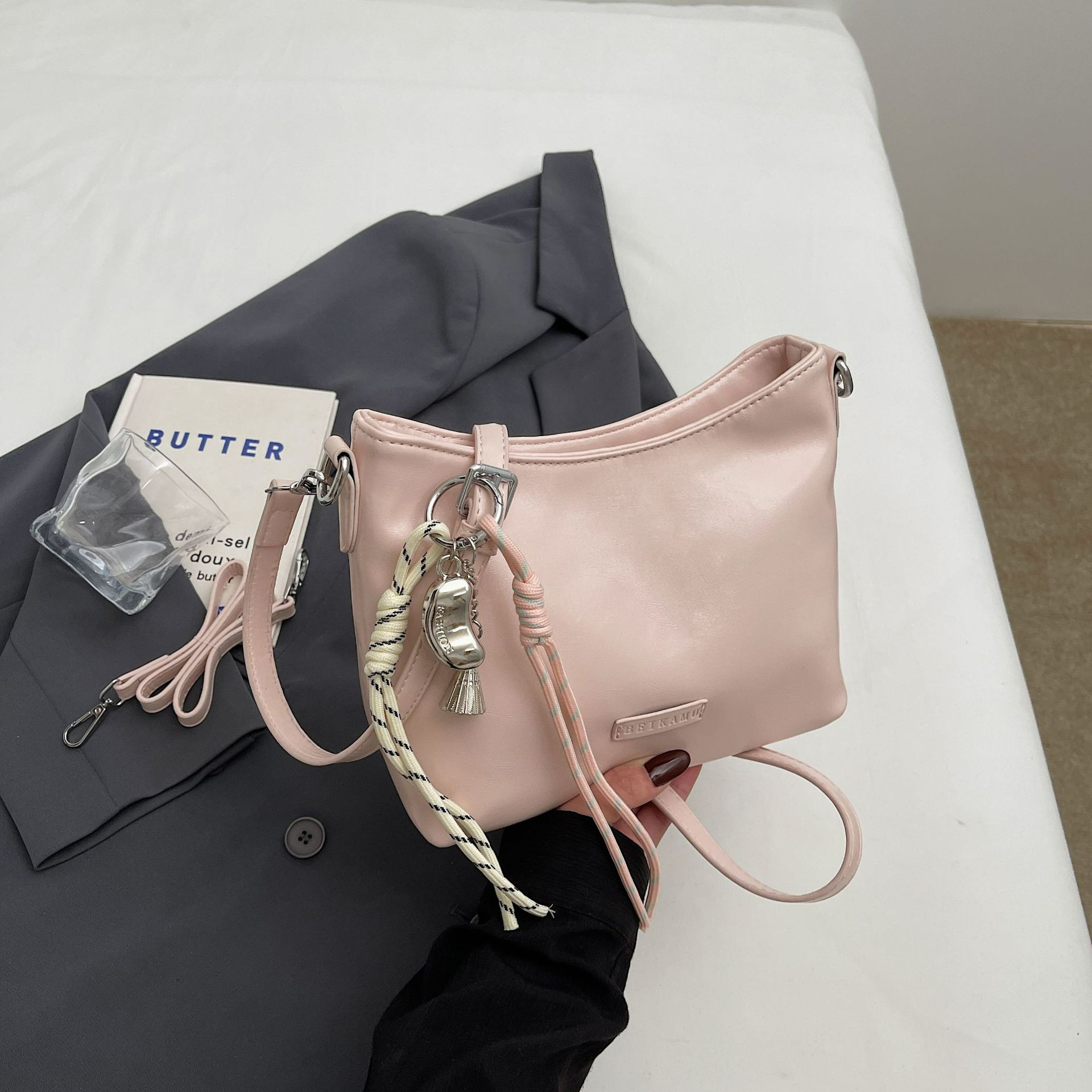 Damen Schultertasche im Bucket-Stil ⎜ Modische Unterarmtasche mit Riemen für Alltag und Freizeit