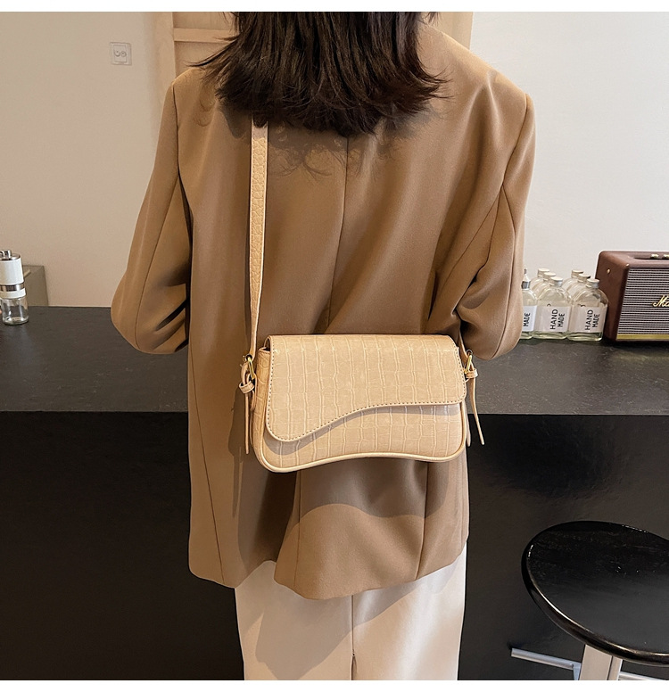 Umhängetasche für Damen ⎜ Schlichte Kunstledertasche mit Magnetverschluss und verstellbarem Riemen