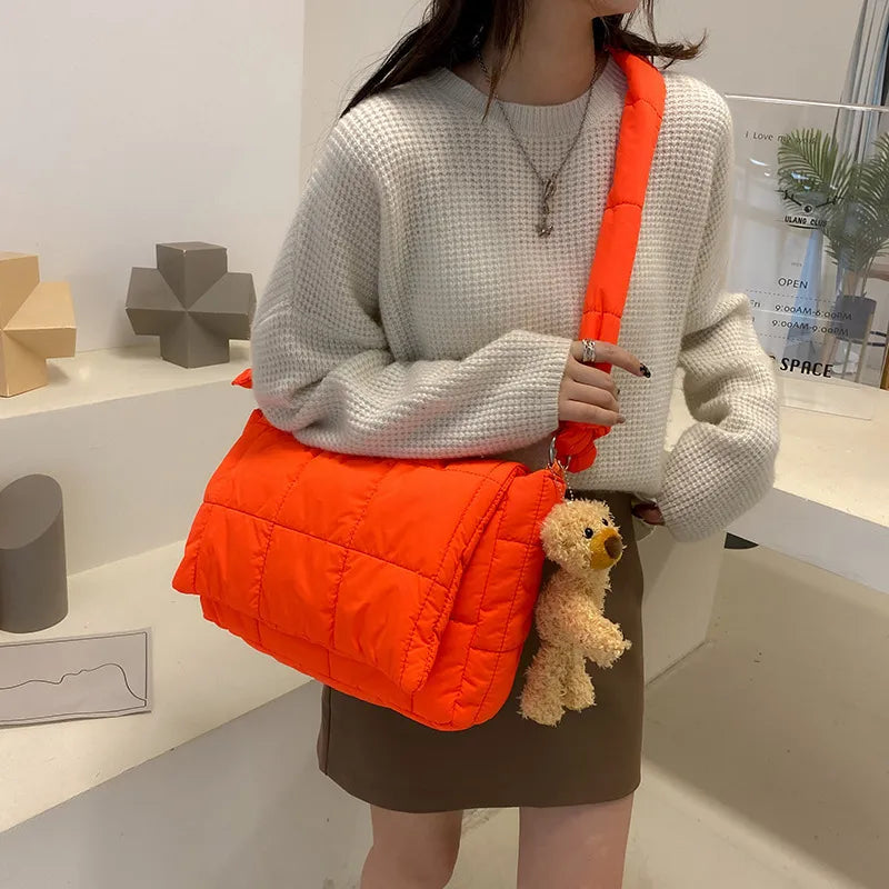 Umhängetasche für Damen ⎜ Gepolsterte Schultertasche im Steppdesign mit breitem Träger für Alltag und Freizeit