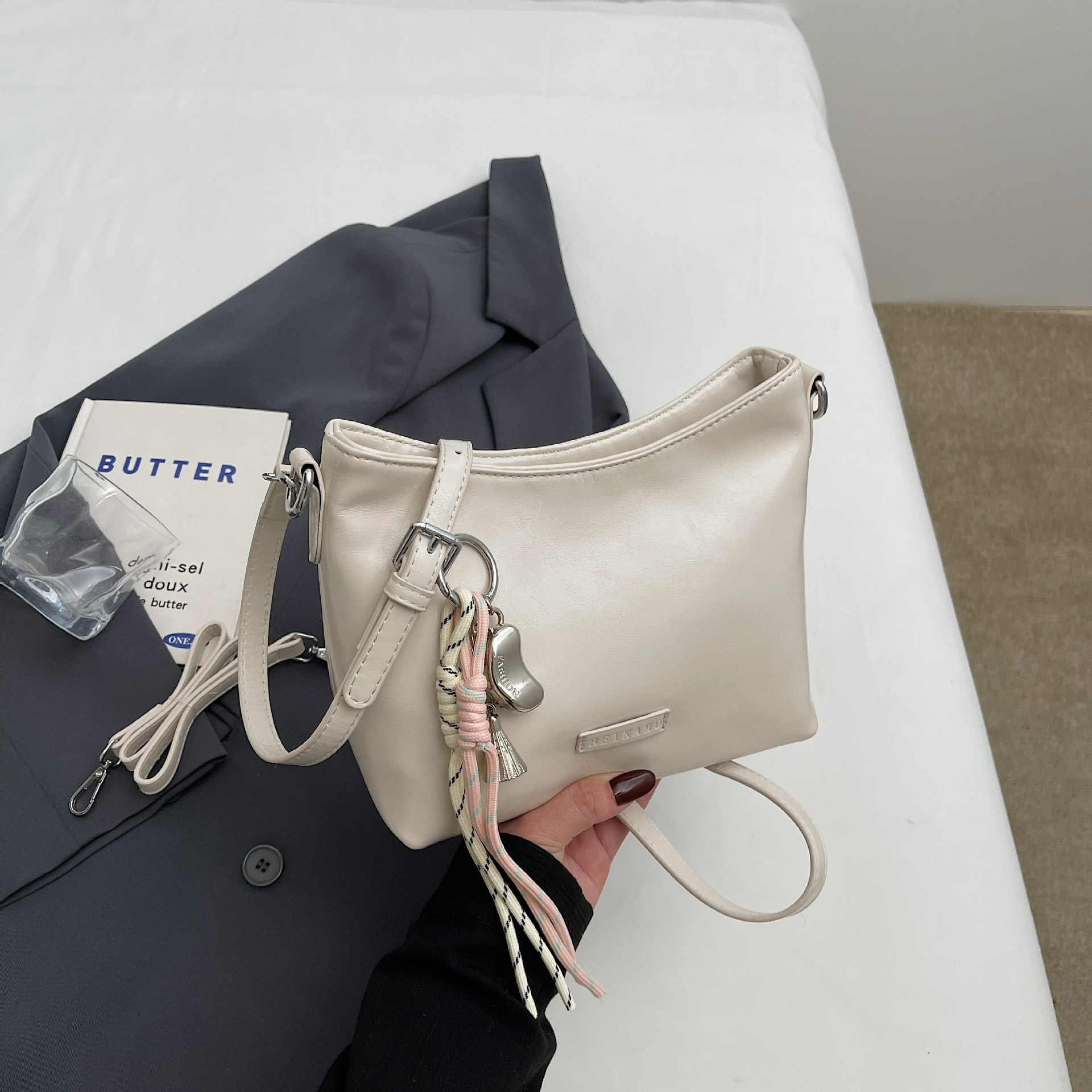 Damen Schultertasche im Bucket-Stil ⎜ Modische Unterarmtasche mit Riemen für Alltag und Freizeit
