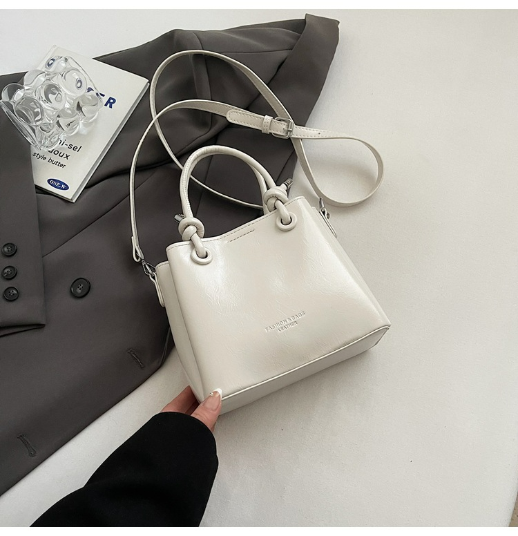 Damen Bucket Bag ⎜ Glänzende Umhängetasche mit Griff für Alltag und Events