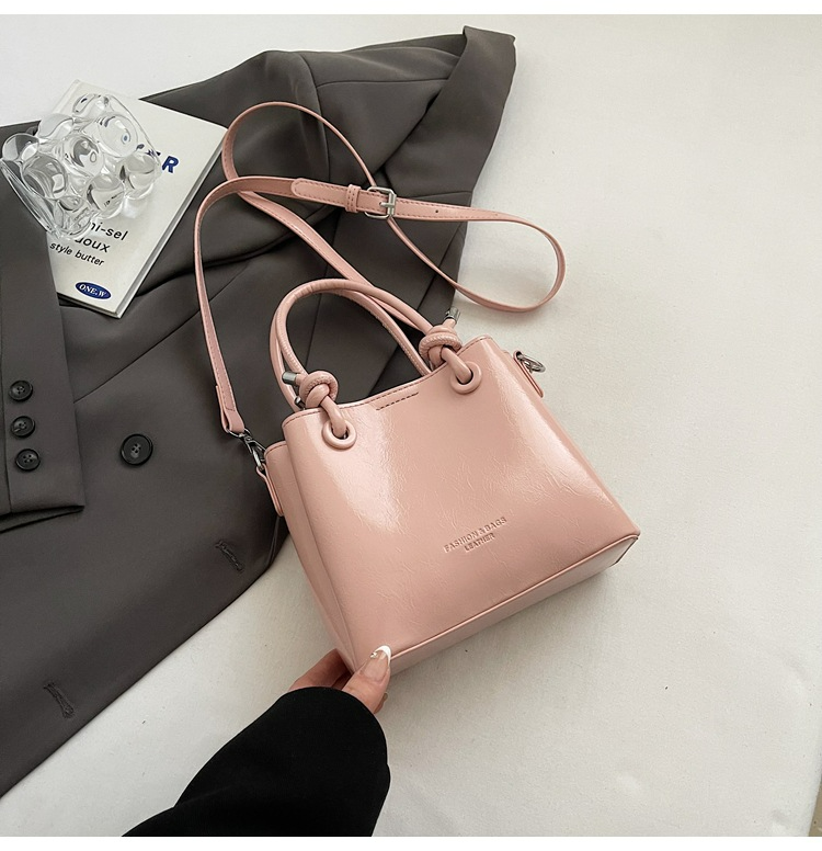 Damen Bucket Bag ⎜ Glänzende Umhängetasche mit Griff für Alltag und Events