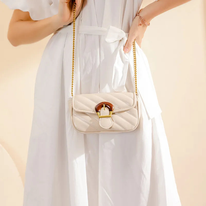 Umhängetasche für Damen ⎜ Gestepptes Mini-Bag mit Kettengurt und dekorativer Schnalle für Ausgehen und Alltag