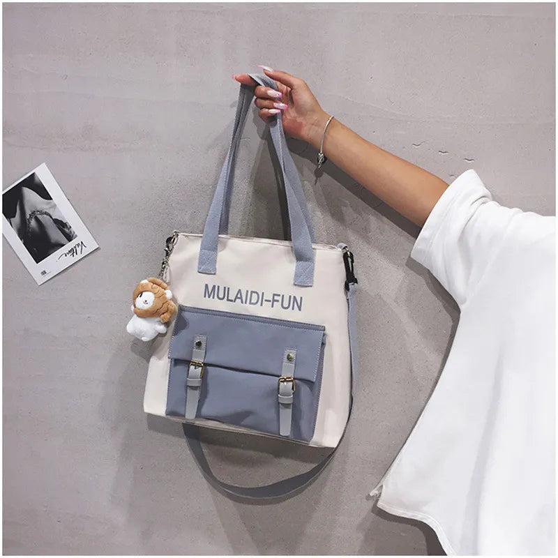 Schultertasche für Damen ⎜ Robuste Umhängetasche aus Nylon mit Frontfach und Plüschanhänger