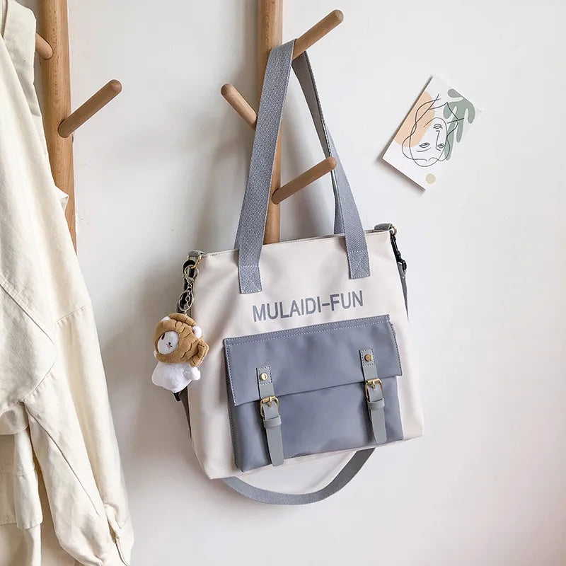 Schultertasche für Damen ⎜ Robuste Umhängetasche aus Nylon mit Frontfach und Plüschanhänger