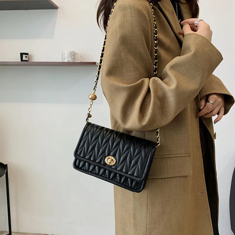 Umhängetasche für Damen ⎜ Kleine Kettentasche mit Steppdesign und Drehverschluss für Alltag und Ausgehen