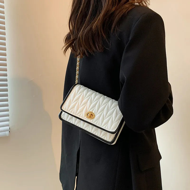 Umhängetasche für Damen ⎜ Kleine Kettentasche mit Steppdesign und Drehverschluss für Alltag und Ausgehen