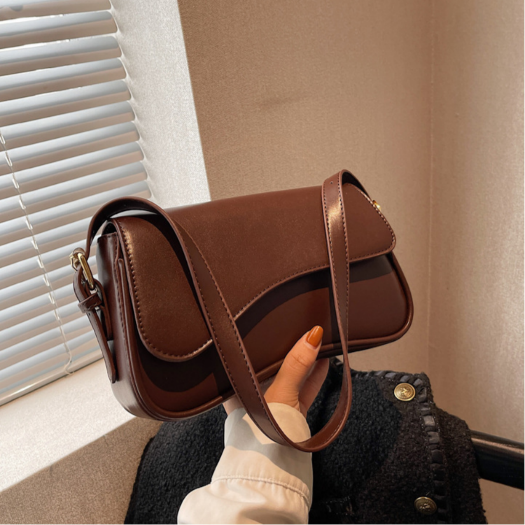 Umhängetasche für Damen ⎜ Schlichte Handtasche aus Kunstleder mit schickem Magnetverschluss