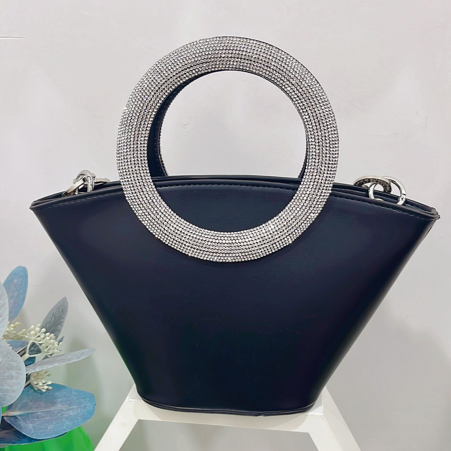 Diamant-Rundgriff Handtasche ⎜ Elegantes Design mit verstellbarem Träger und funkelndem Griff