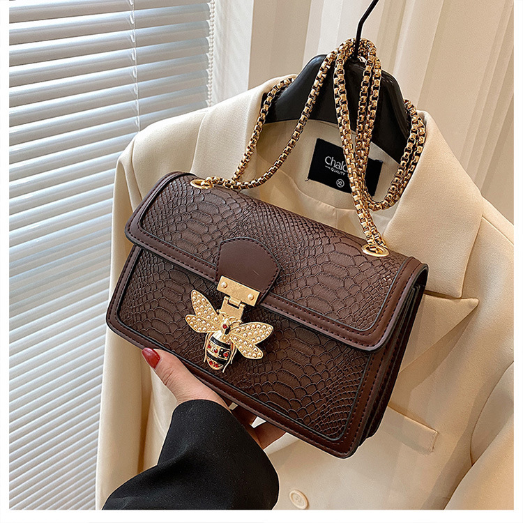 Modische Schultertasche für Damen ⎜ Trendiges Design mit glänzendem Kettenhenkel und auffälligem Verschluss