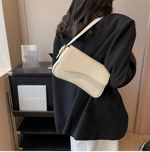 Umhängetasche für Damen ⎜ Schlichte Handtasche aus Kunstleder mit schickem Magnetverschluss