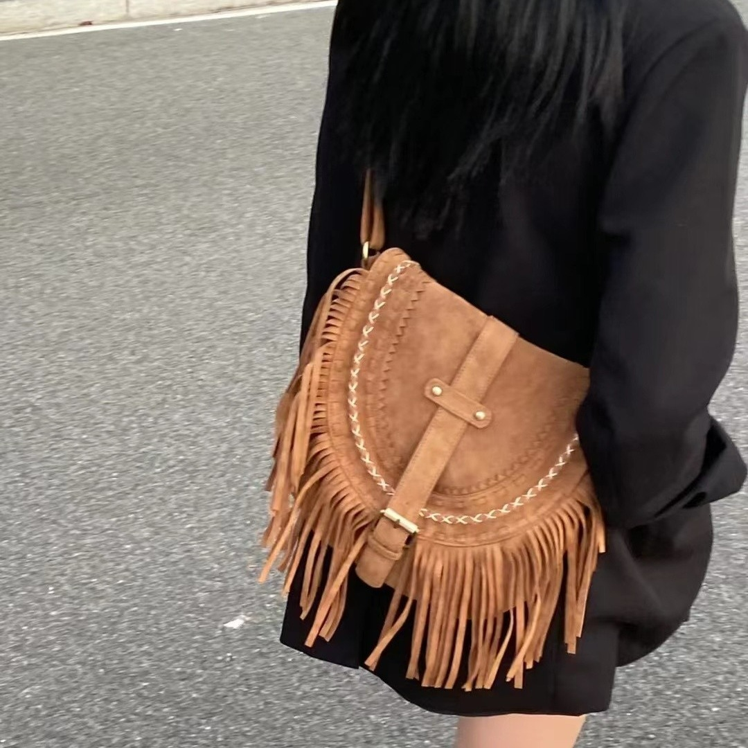 Umhängetasche mit Fransen für Damen ⎜ Retro Schultertasche aus Wildleder mit Handarbeit und Schnalleb