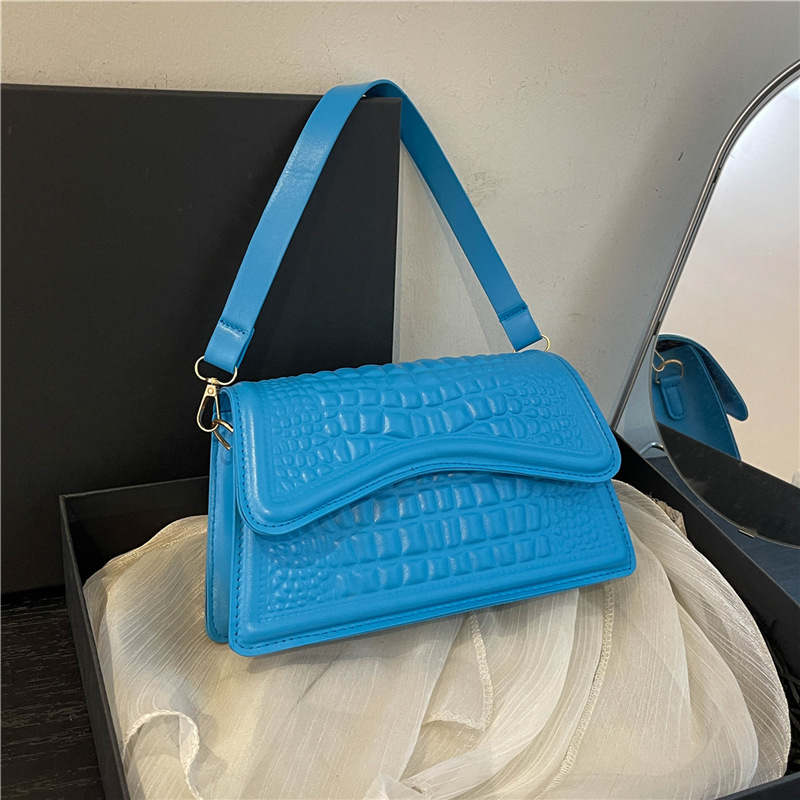 Damen Schultertasche mit Kroko-Struktur ⎜ Kompakte Crossbody-Bag für Alltag und sommerliche Looks