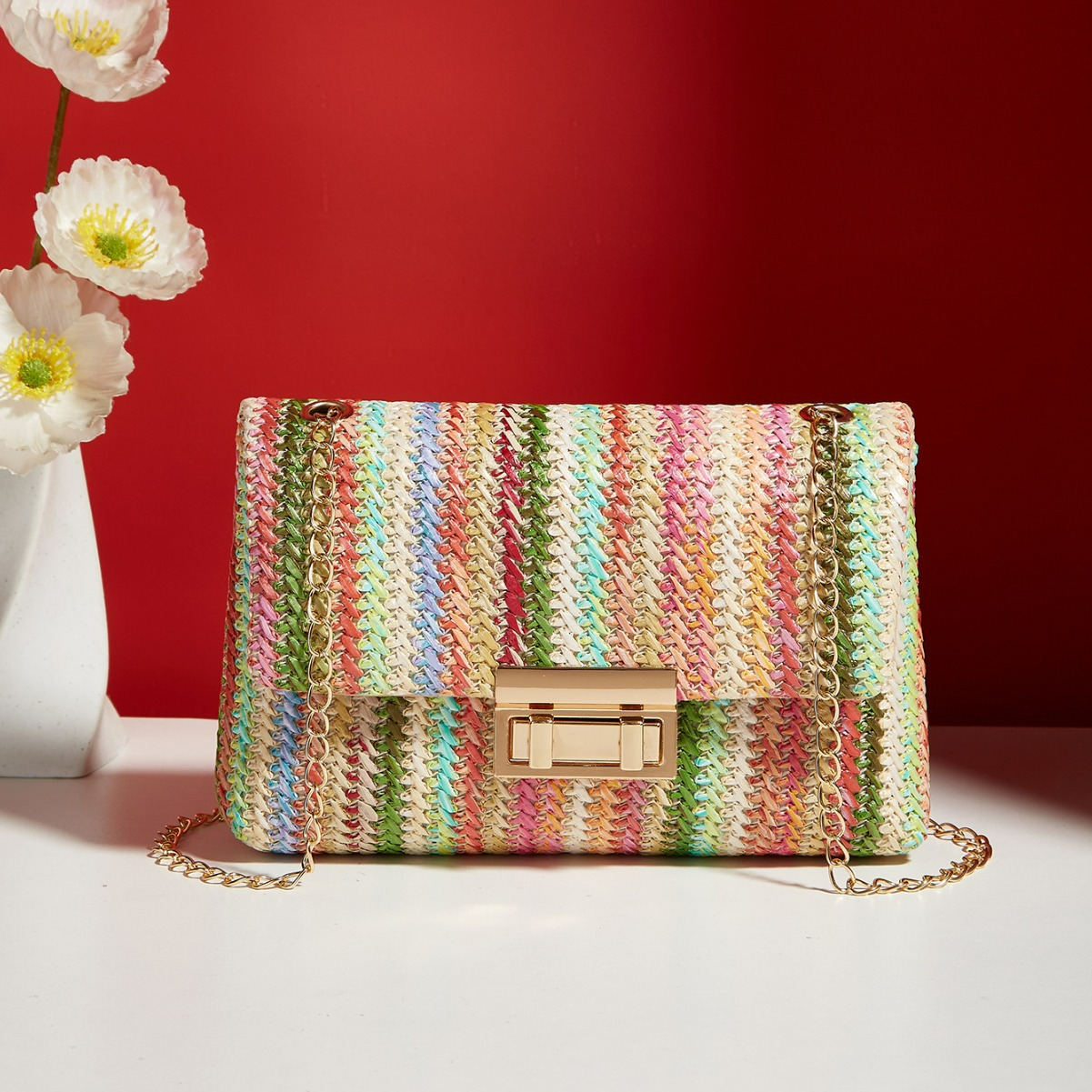 Umhängetasche für Damen ⎜ Bunte Strohtasche mit Kettenriemen und Schnappverschluss für Sommer und Freizeit