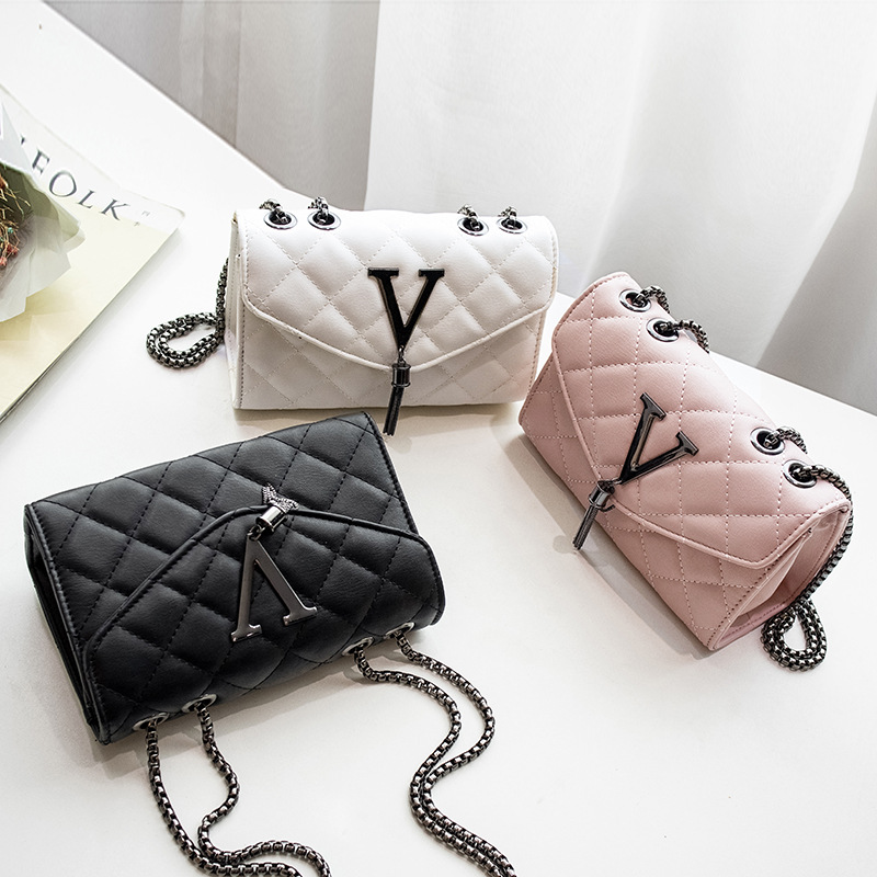 Umhängetasche für Damen ⎜ Gesteppte Mini-Tasche mit Kettenriemen und elegantem Zieranhänger