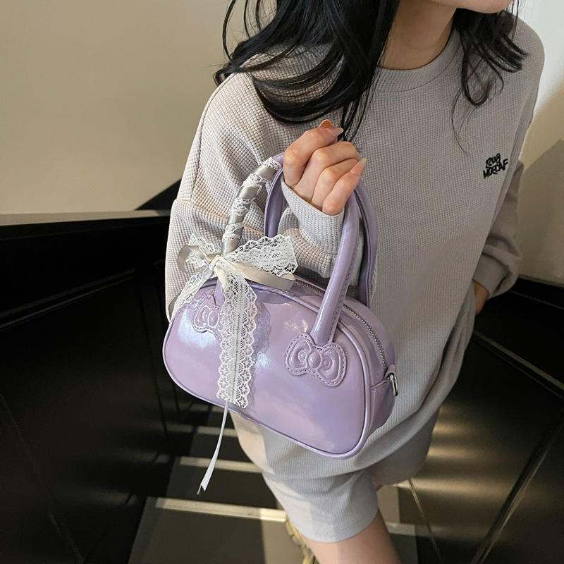 Damen Handtasche in Lackoptik ⎜ Verspieltes Design mit Schleifenakzent und kompakter Größe