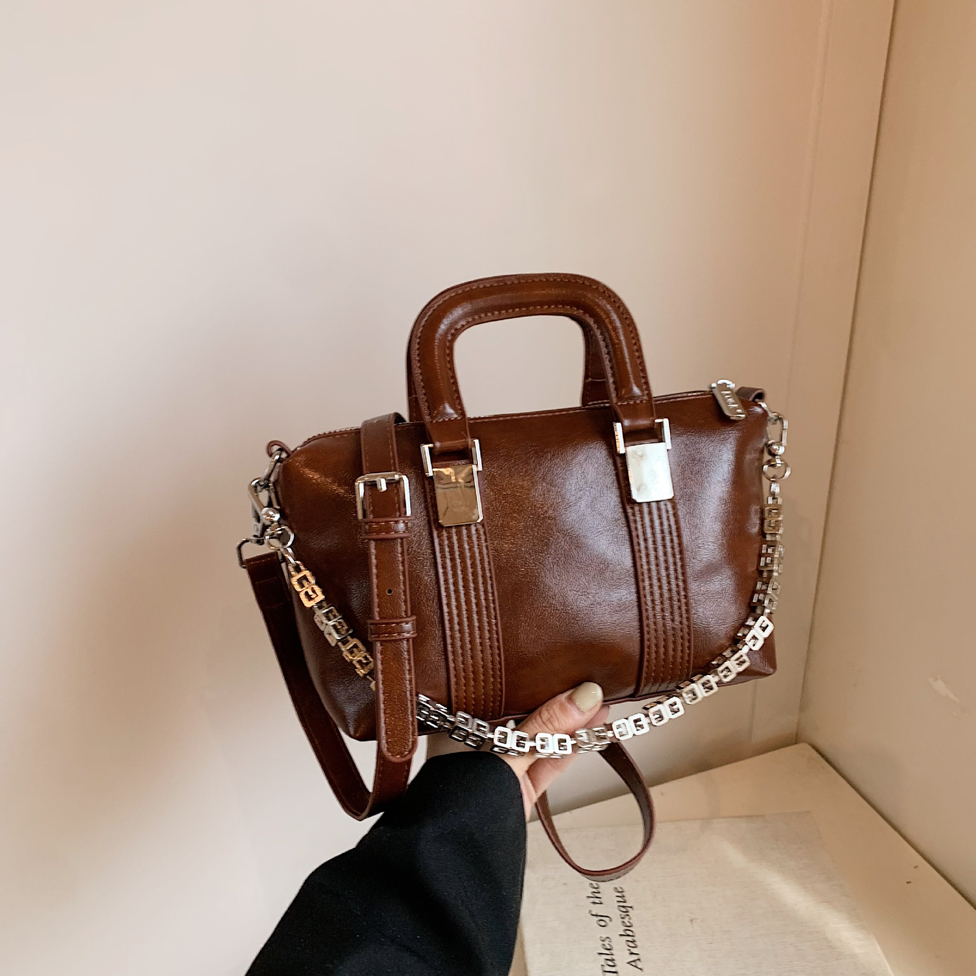 Damen Handtasche im Bowling-Stil ⎜ Retro Schultertasche mit Kettenriemen und eleganter Tragfunktion