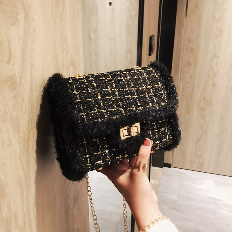 Damen Schultertasche im Karodesign ⎜ Elegante Umhängetasche mit Kette und weichem Randbesatz