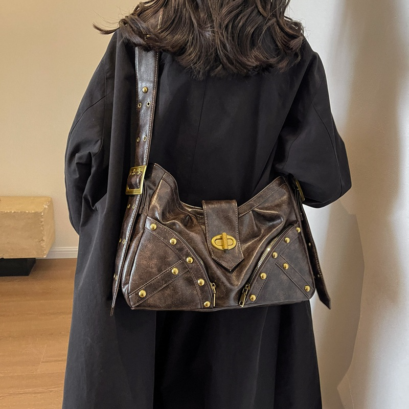 Umhängetasche für Damen ⎜ Modische Nieten Schultertasche mit viel Stauraum für Alltag und Ausgehen