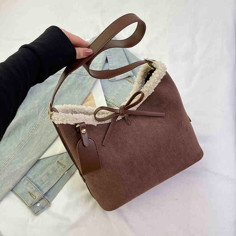 Umhängetasche für Damen ⎜ Große Retro-Schultertasche aus Wildlederimitat mit Teddyfutter für den Alltag