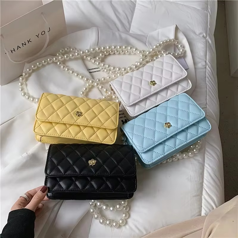 Umhängetasche für Damen ⎜ Elegante Schultertasche mit Rautensteppung und Perlenkette für Ausgehen