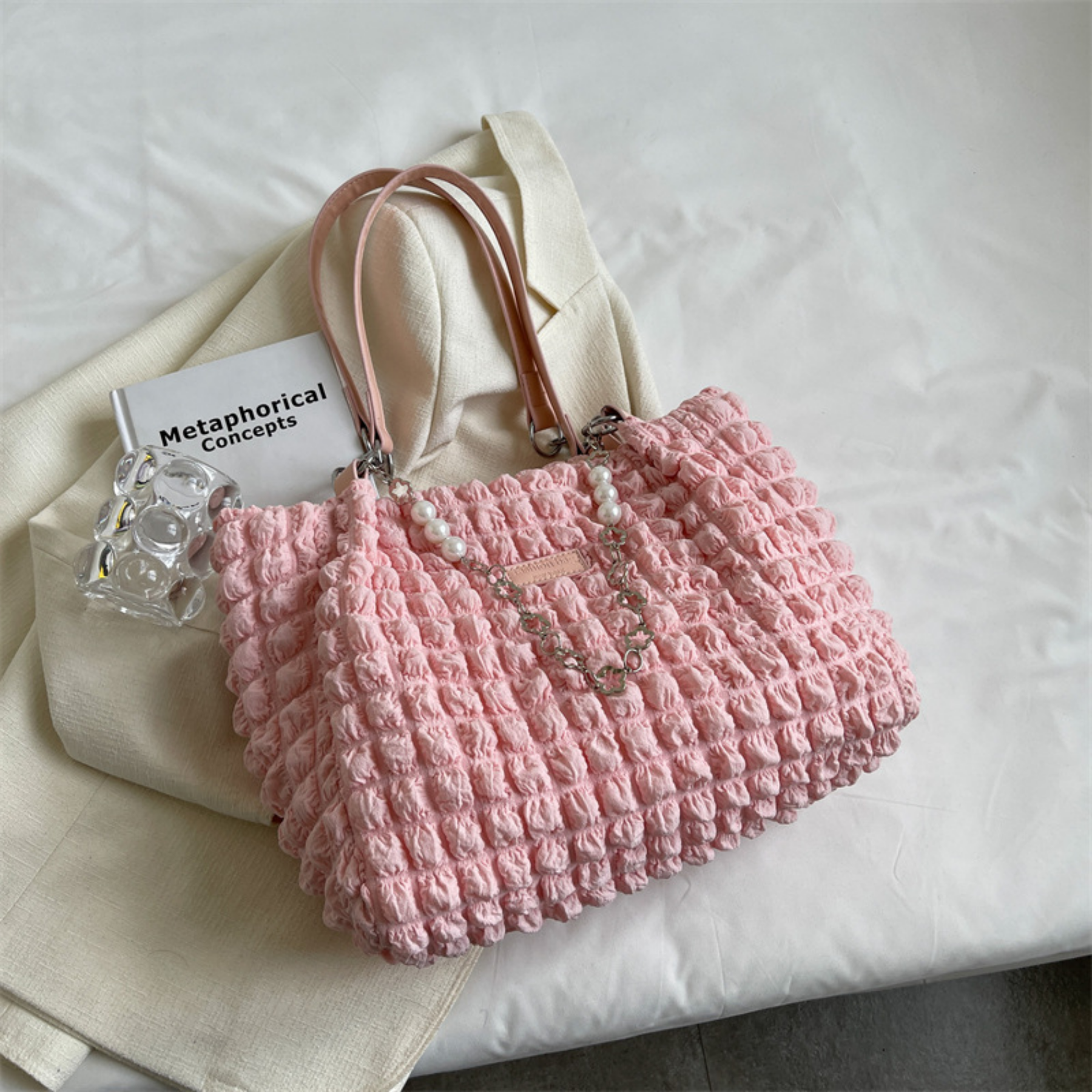 Tote Bag für Damen ⎜ Geräumige Schultertasche aus weichem Stoff mit Perlen- und Kettenakzenten