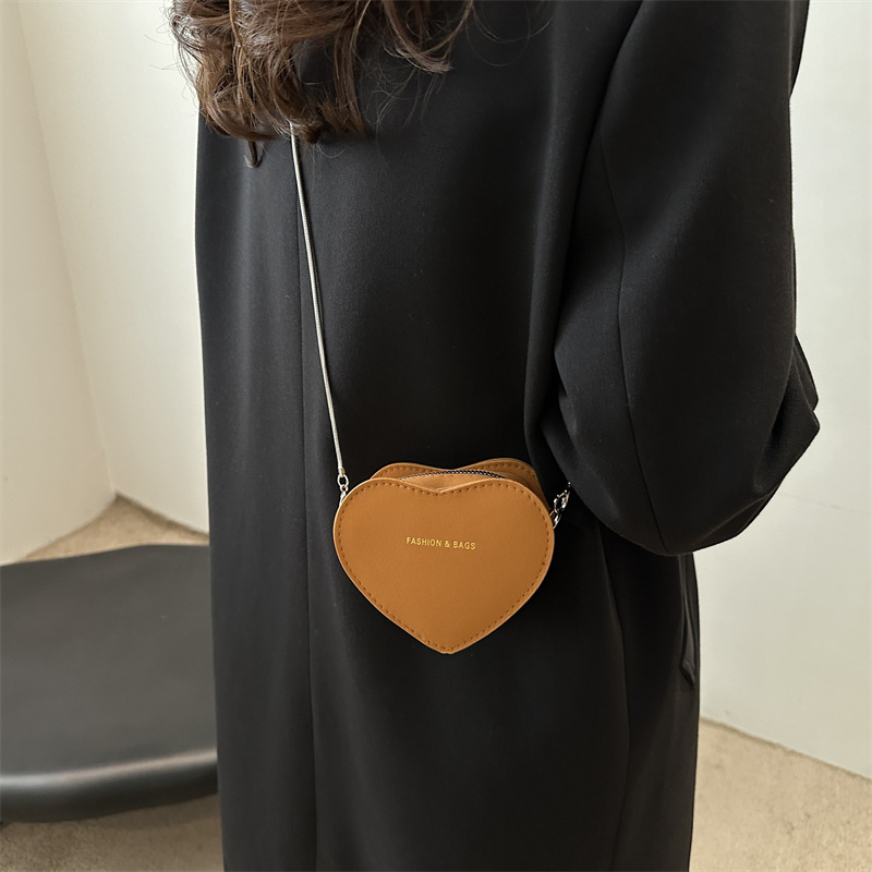 Umhängetasche für Damen ⎜ Retro-Minibag in Herzform mit Kette für stylische Outfits und besondere Anlässe