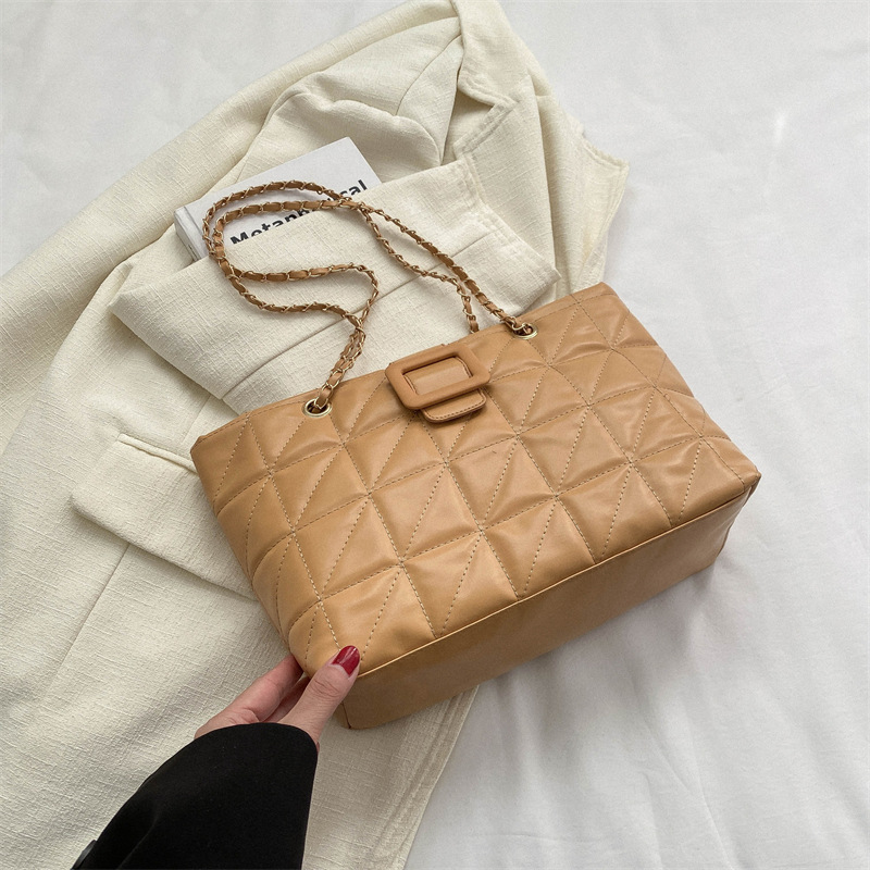 Schultertasche für Damen ⎜ Trendige Handtasche im Karo-Design mit goldener Kettenverzierung