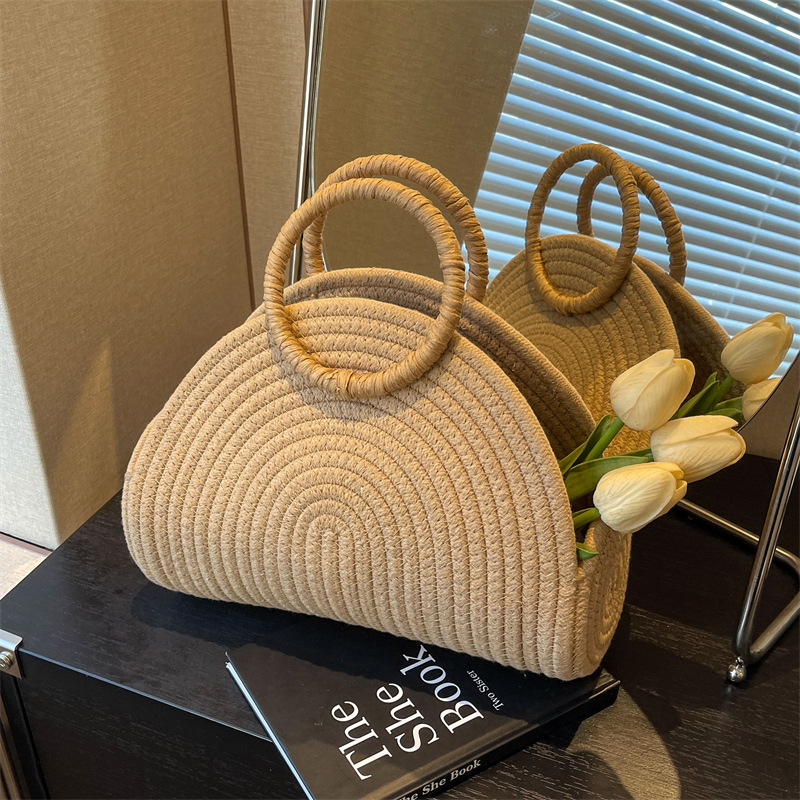 Strohtasche Damen – Halbrunde Korbtasche mit Griffen aus geflochtener Baumwolle