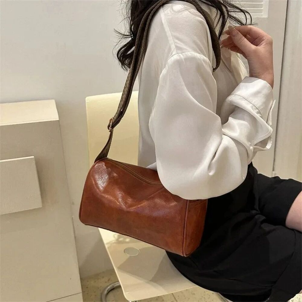 Umhängetasche für Damen ⎜ Kleine Vintage-Tasche aus Kunstleder mit breitem Gurt für Alltag und Freizeit