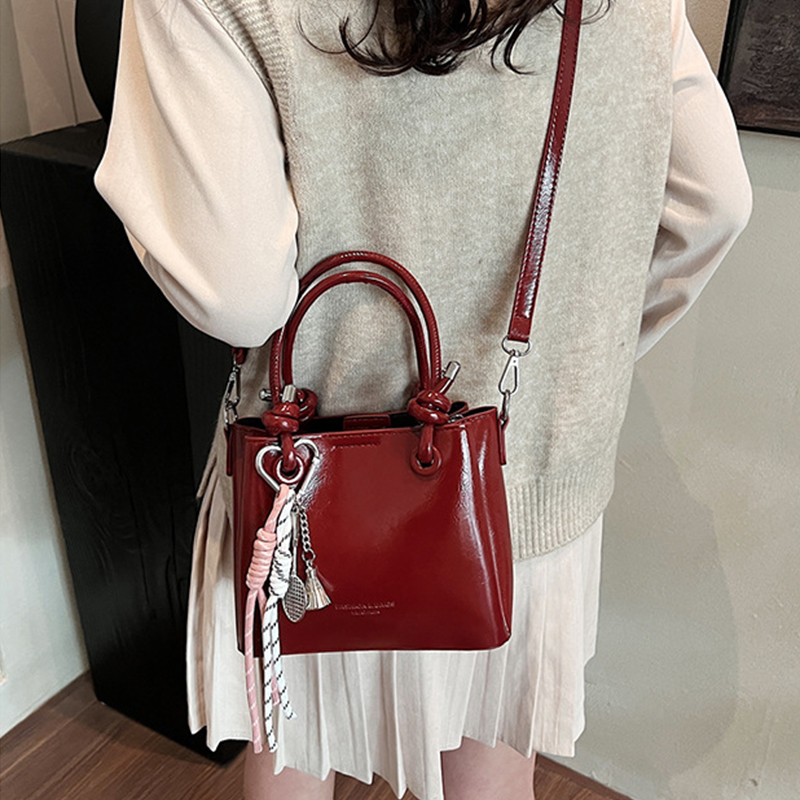 Damen Bucket Bag ⎜ Glänzende Umhängetasche mit Griff für Alltag und Events