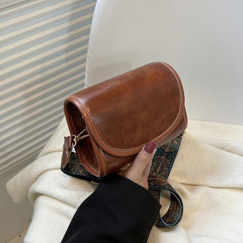 Umhängetasche für Damen aus Kunstleder ⎜ Stilvolle Schultertasche mit breitem Riemen für Alltag und Freizeit