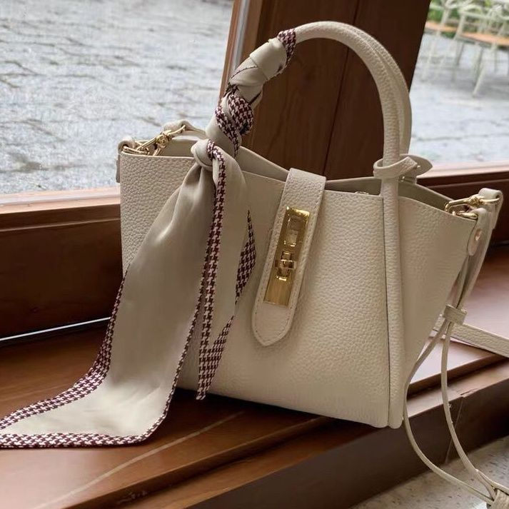 Elegante Handtasche für Damen ⎜ Weiße Tasche mit Dekorativem Schal und Goldenen Details