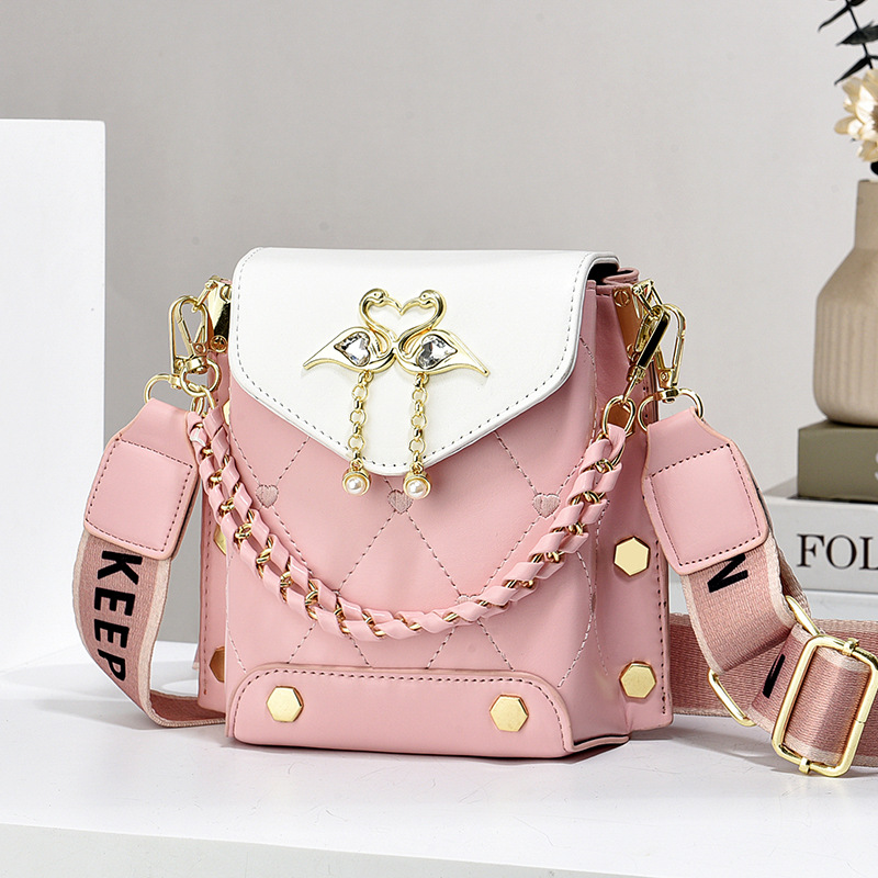 Umhängetasche für Damen ⎜ Kleine Schultertasche mit Perlenkette und Herzverschluss für stilvolle Outfits und Freizeit