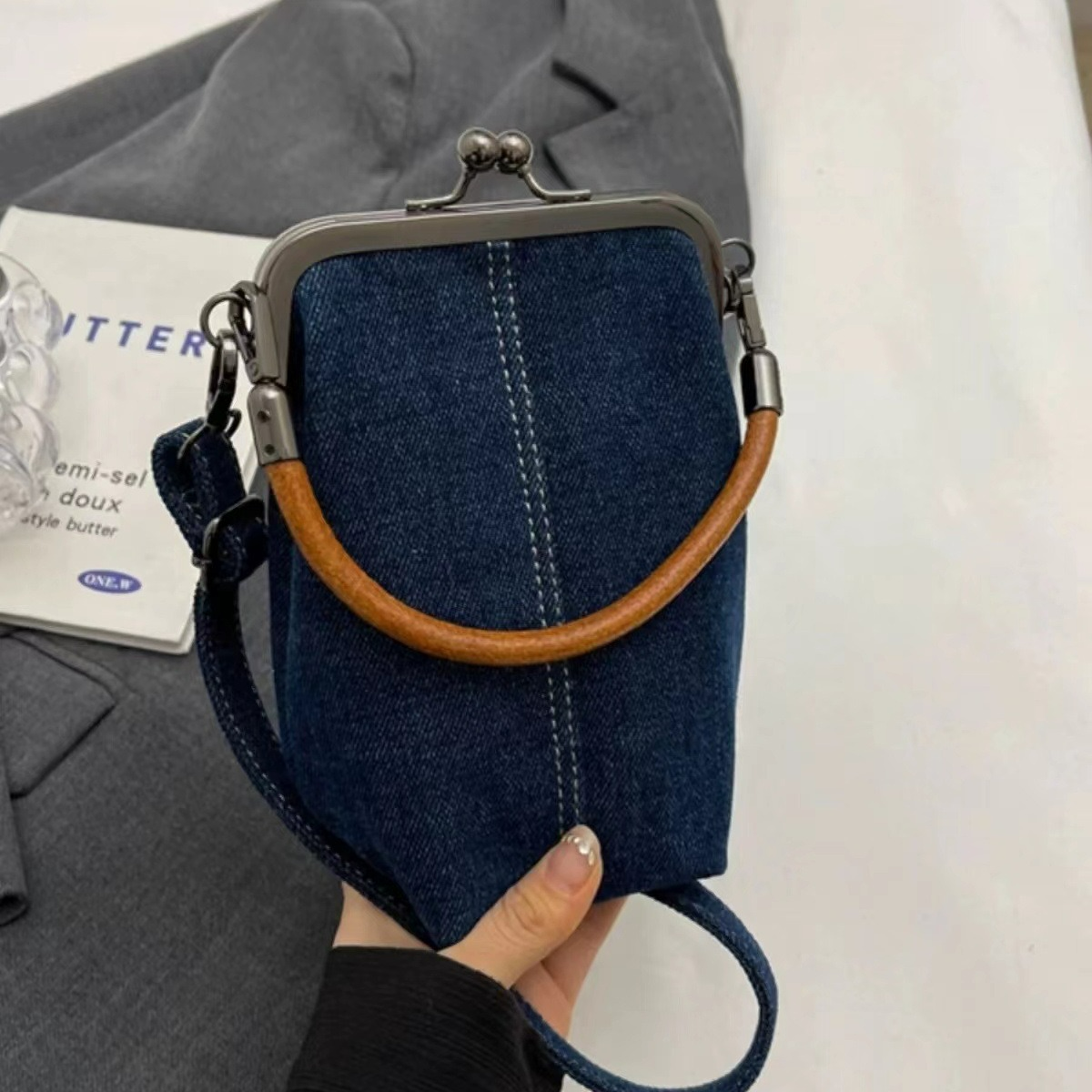 Damen Umhängetasche aus Denim ⎜ Lässige Handtasche mit Bügelverschluss und Kurzem Tragegriff
