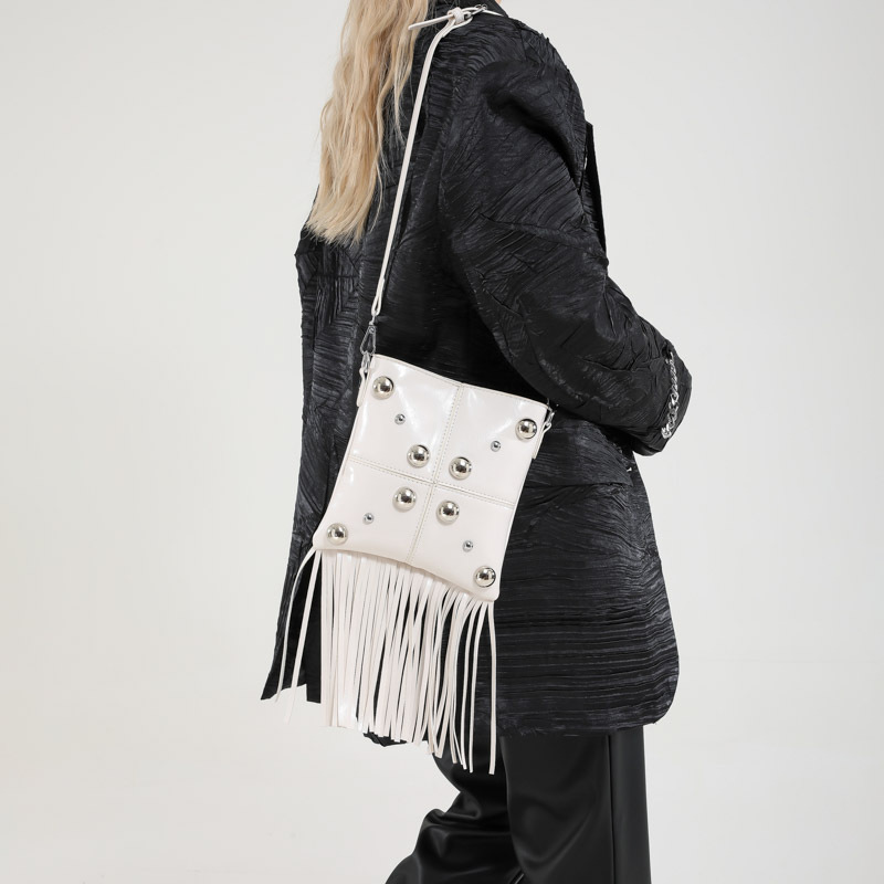 Umhängetasche für Damen ⎜ Trendige Schultertasche mit Nieten und Fransen für Festivals und Streetstyle