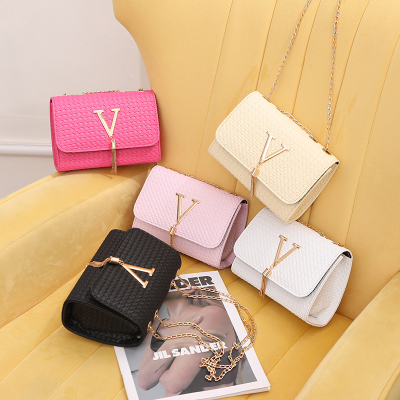 Umhängetasche für Damen ⎜ Modische Schultertasche mit Karomuster, Quaste und viel Stauraum für jeden Anlass