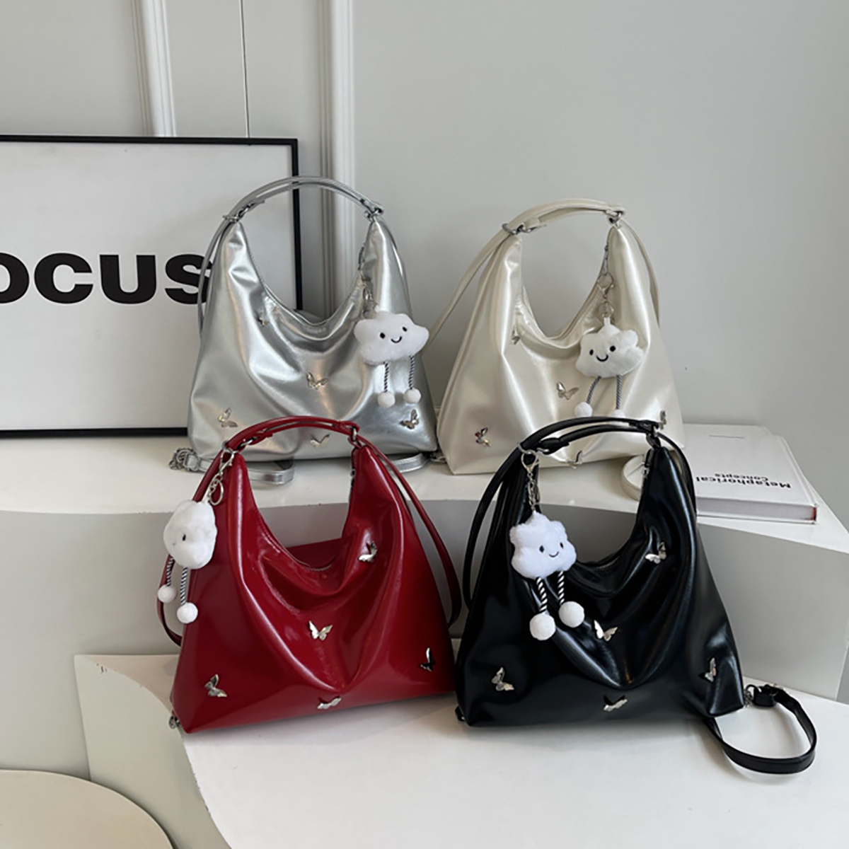 Umhängetasche für Damen ⎜ Große Schultertasche mit Schmetterlingsdetails und Anhänger für Alltag und Freizeit