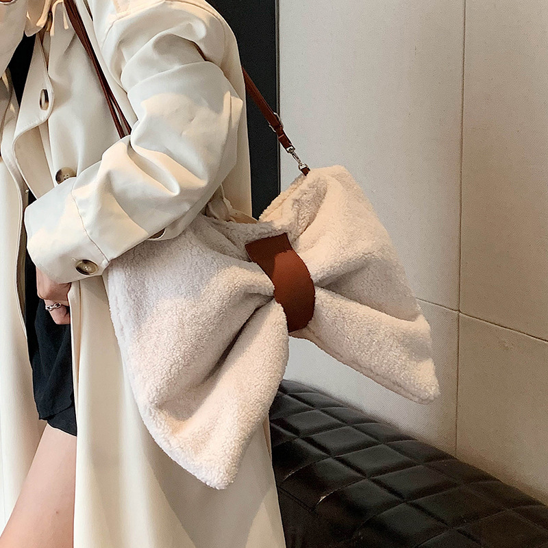Umhängetasche für Damen ⎜ Modische Tasche mit Schleifen-Design und verstellbarem Trageriemen