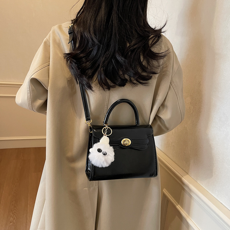 Schultertasche mit Drehverschluss ⎜ Kompakte Umhängetasche für Damen mit Kurzgriff und Plüschanhänger