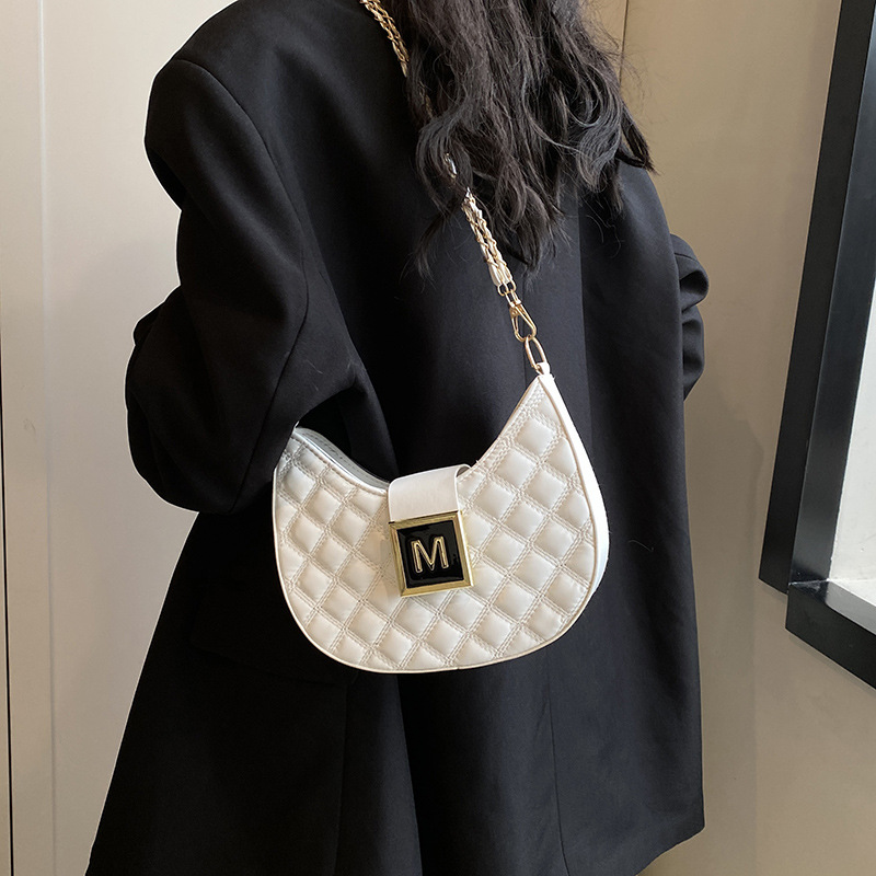 Schultertasche für Damen ⎜ Modische Kettentasche mit Rautenmuster und Halbmondform für Ausgehen und Alltag