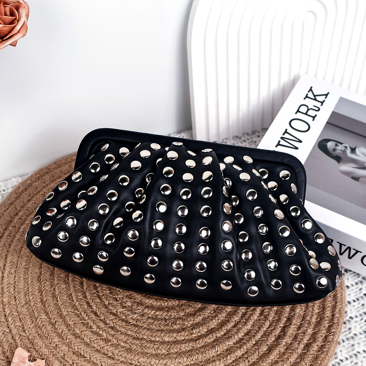 Clutch für Damen ⎜ Retro-Abendtasche in Muschelform mit Nietenbesatz für Partys und besondere Anlässe
